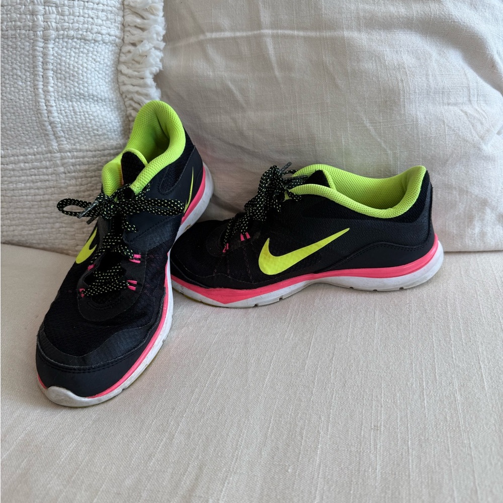 Nike Flex neon Black and Pink running/lifting Shoes size 8